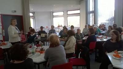 Frauen der Gemeinde kommen beim Frühstück zusammen