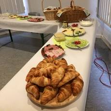 Gedeckter Frühstückstisch
