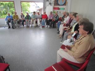 Frauen sitzen im Kreis